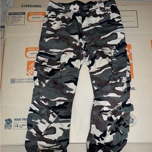 Cargo camo pants print